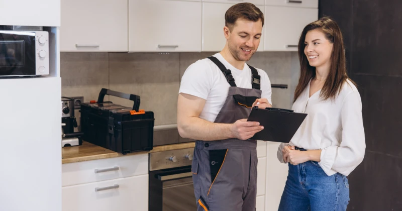 Plombier installant un système de plomberie résidentielle à Hochelaga-Maisonneuve, Montréal.