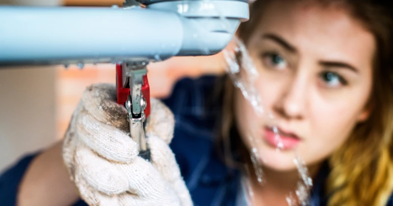 Plombier en intervention d’urgence pour une fuite d’eau à Hochelaga-Maisonneuve, Montréal.