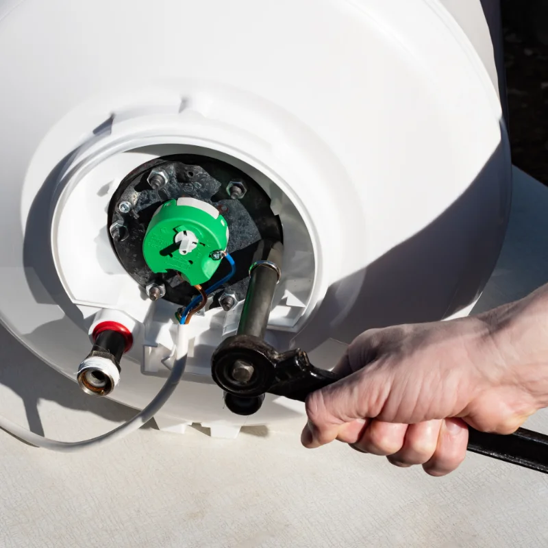 Plombier réparant un chauffe-eau en panne à Montréal–Hochelaga-Maisonneuve.