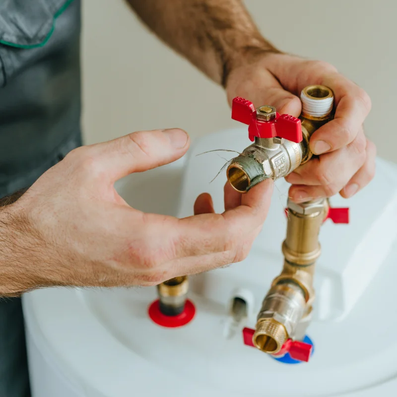 Plombier effectuant l’entretien régulier d’un chauffe-eau à Montréal–Hochelaga-Maisonneuve.