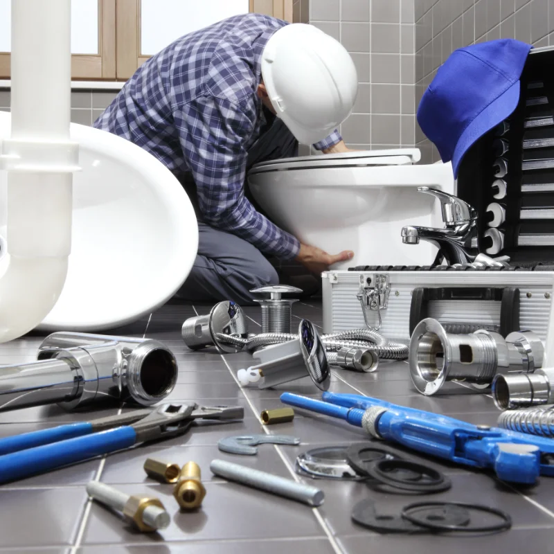Plombier installant des équipements de plomberie dans une résidence à Hochelaga-Maisonneuve, Montréal.