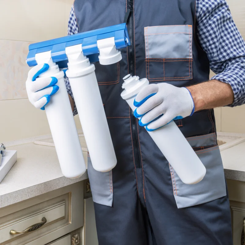 Plombier procédant au traitement et à la filtration de l’eau à Hochelaga-Maisonneuve, Montréal.