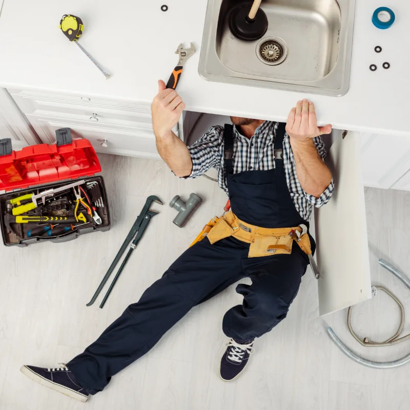 Plombier certifié effectuant l’entretien d’une installation de plomberie à Hochelaga-Maisonneuve, Montréal.
