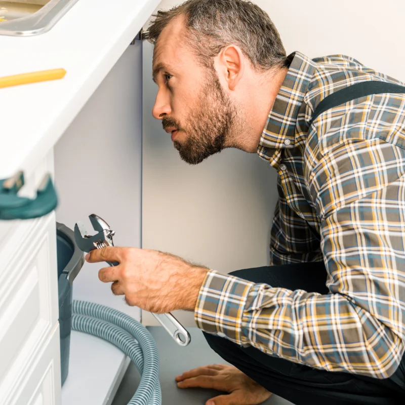 Plombier appliquant un traitement préventif contre le tartre à Hochelaga-Maisonneuve, Montréal.