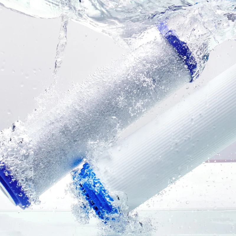 Plombier installant un système de purification et stérilisation UV de l’eau à Hochelaga-Maisonneuve, Montréal.