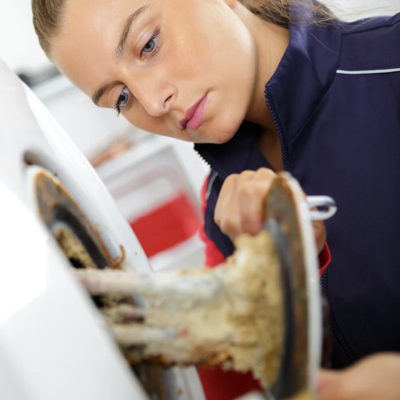 Plombier réalisant le détartrage d’un chauffe-eau à Hochelaga-Maisonneuve, Montréal.