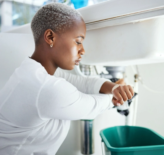 Plombier réparant une fuite d’eau sur une tuyauterie à Hochelaga-Maisonneuve, Montréal.
