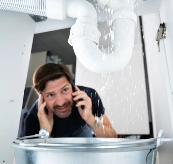 Plombier en intervention d’urgence pour une fuite d’eau à Hochelaga-Maisonneuve, Montréal.